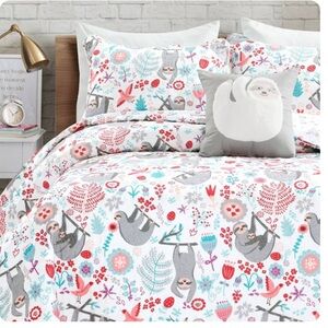 Full Size Sloth Print Reversible Bedding Set.
